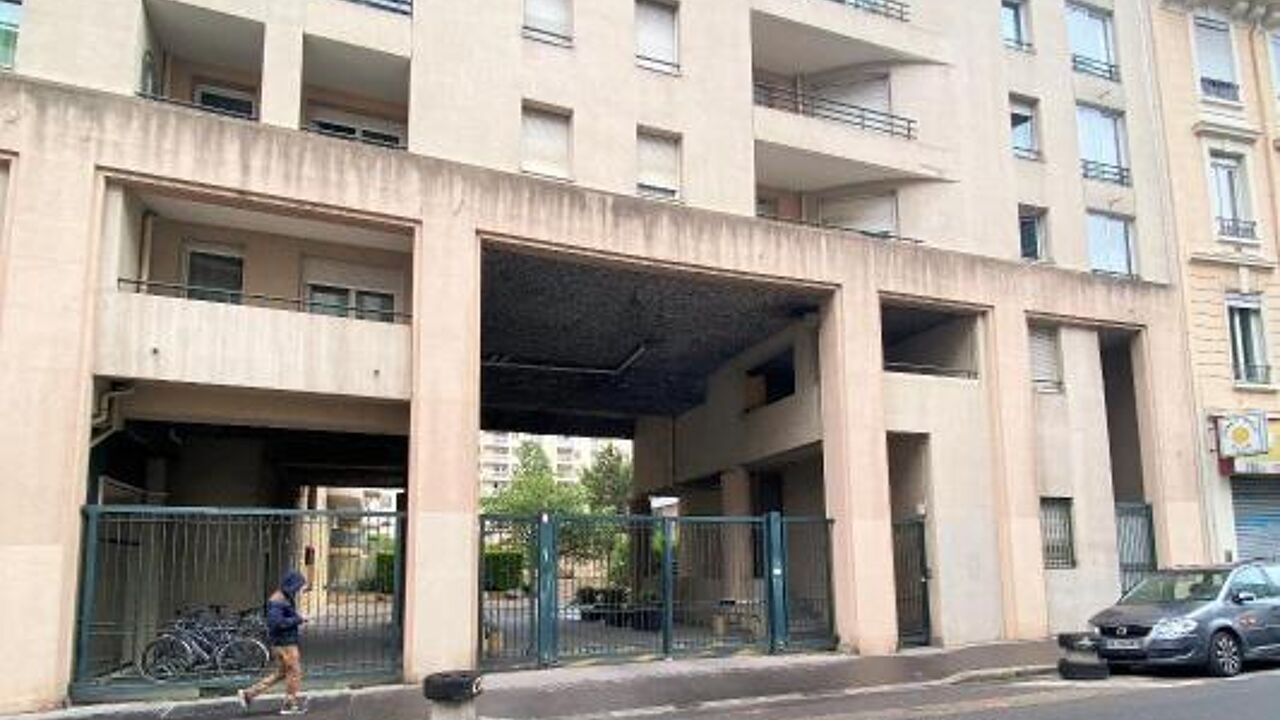 garage  pièces 12 m2 à louer à Lyon 7 (69007)