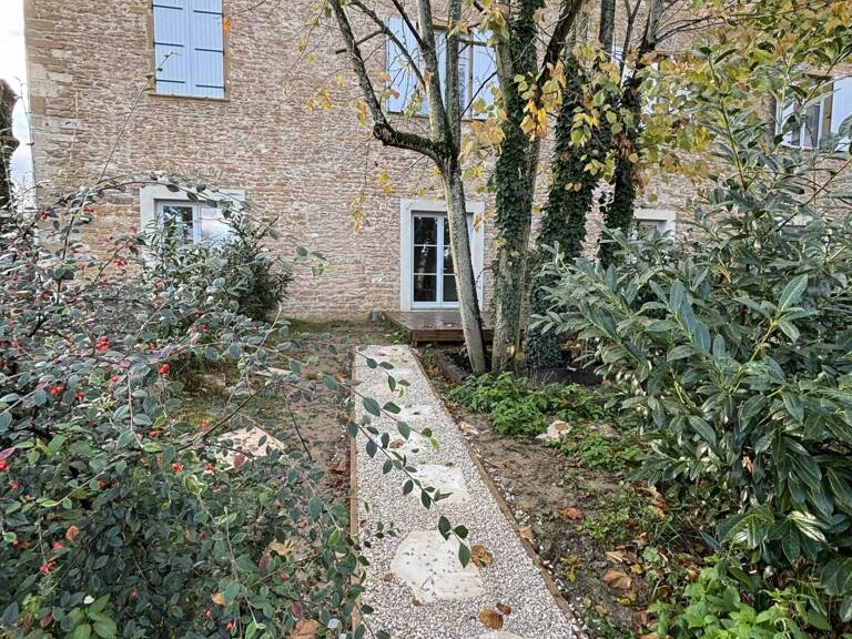 T3 meublé avec jardin dans une bâtisse en pierres dorées — photo 1
