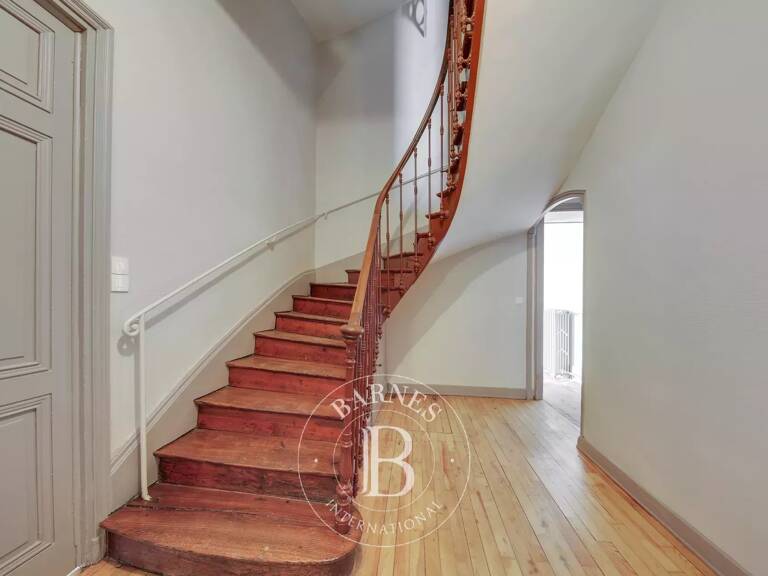 Vernaison - Maison de 227 m² - 7 pièces - 5 chambres — photo 1