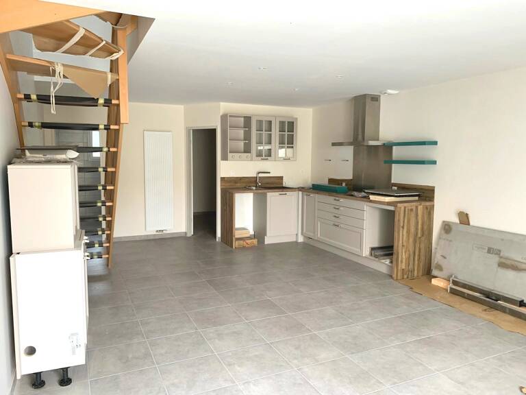 T4 en duplex réhabilité avec jardin - QUINCIEUX — photo 1