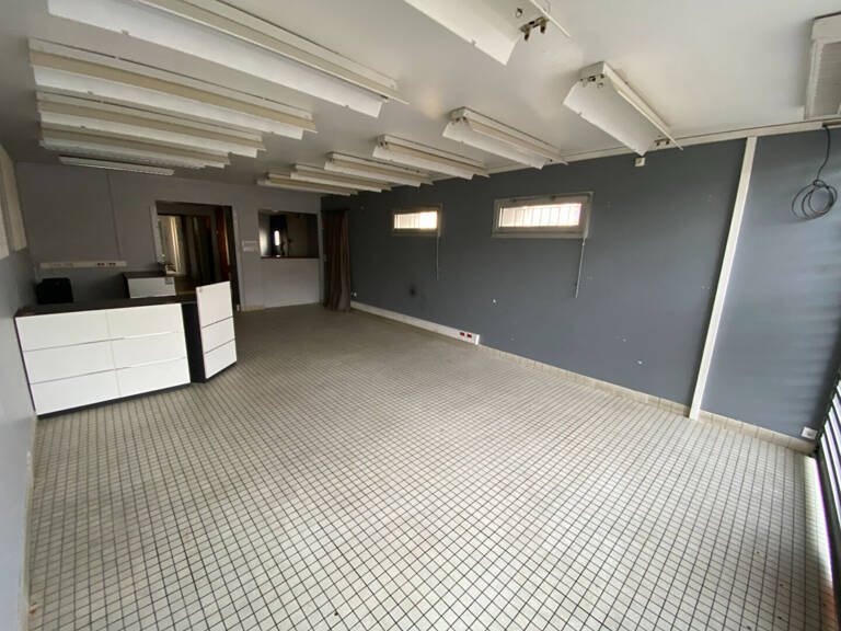 LOCAL COMMERCIAL AUBIGNY SUR NERE - 148.3 m2 — photo 1