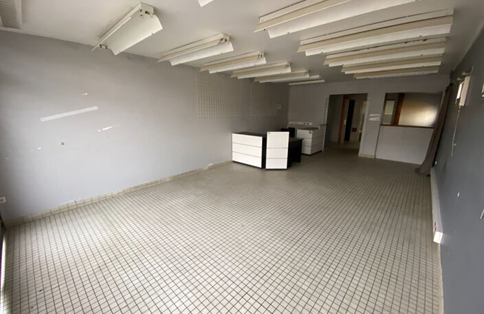 LOCAL COMMERCIAL AUBIGNY SUR NERE - 148.3 m2 — photo 2