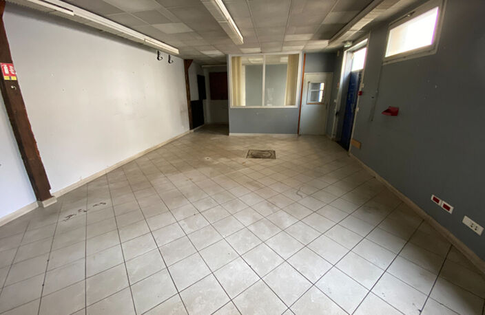 LOCAL COMMERCIAL AUBIGNY SUR NERE - 148.3 m2 — photo 3