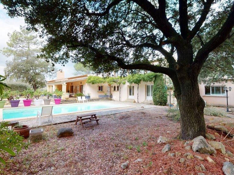Villa de 230m2 avec piscine sur terrain de 4635m2. — photo 1