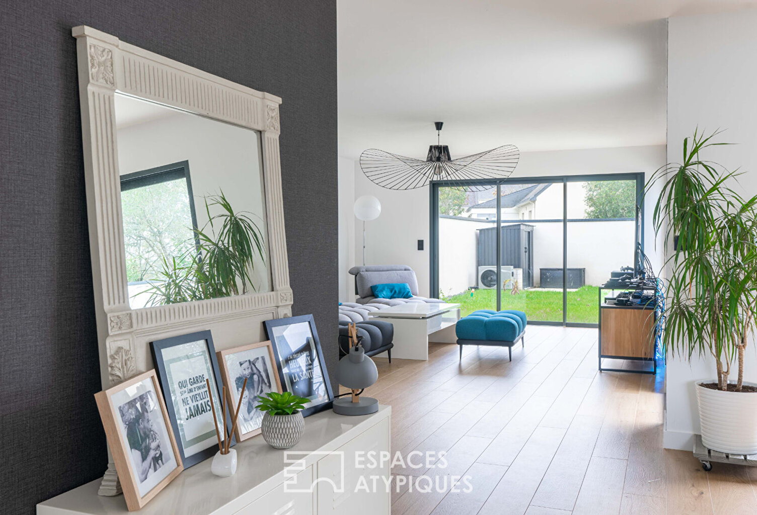 Propriété contemporaine récente et sa piscine sécurisée. — photo 1