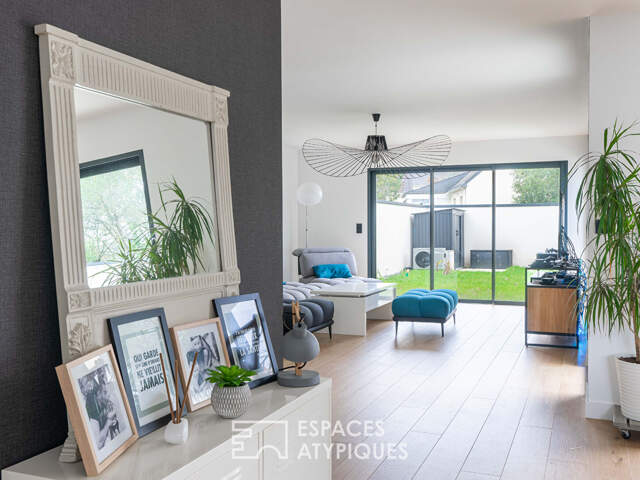 Propriété contemporaine récente et sa piscine sécurisée. — photo du bien