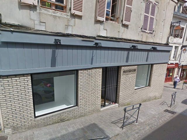 AUXERRE 11-13 RUE JOUBERT - UN LOT DE 2 LOCAUX COMMERCIAUX - UN DE  153M² ET UN DE 72M² - — photo du bien