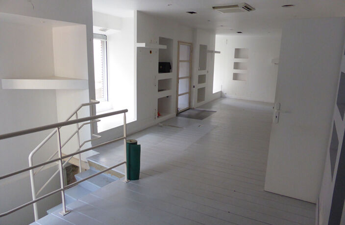 AUXERRE 11-13 RUE JOUBERT - UN LOT DE 2 LOCAUX COMMERCIAUX - UN DE  153M² ET UN DE 72M² - — photo 2