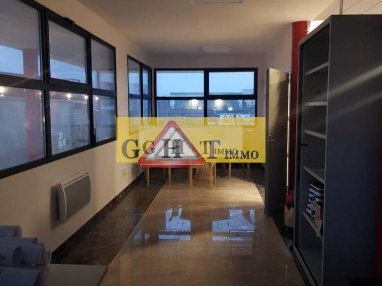 IMMEUBLE DE BUREAUX /ENTREPOT DE 1050 M² A VENDRE A BONDOUFLE — photo 1