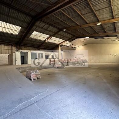 Local industriel 676 m²