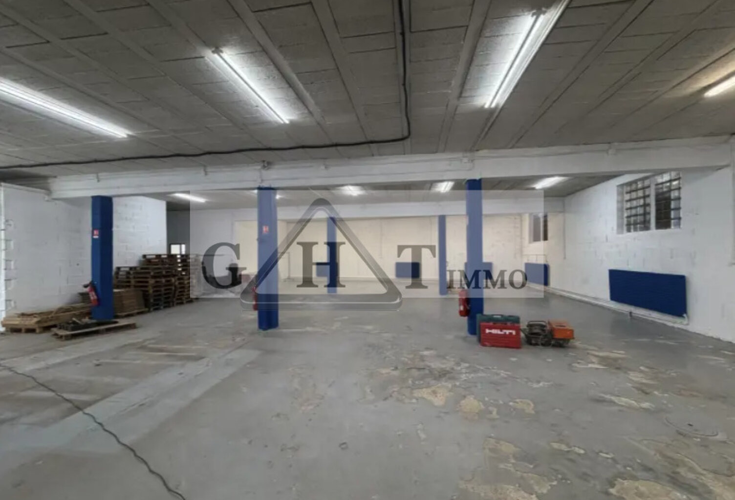 ENTREPOT 380M² A LOUER ROMAINVILLE — photo 1