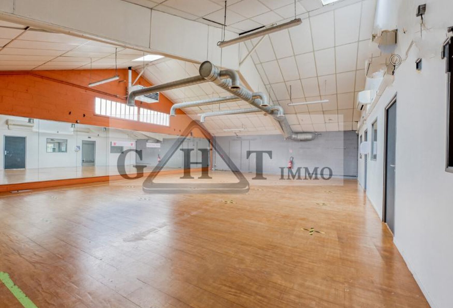 Local commercial de 741m² à vendre à TAVERNY — photo 1