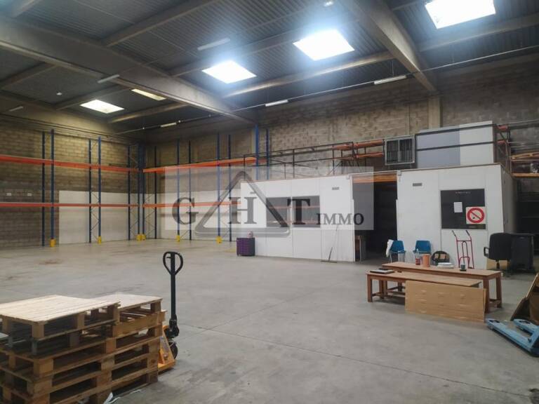 Un entrepôt et bureaux d'une surface de 650m² à l'Hay les roses — photo 1