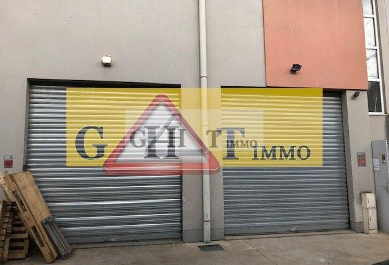 ENTREPOT + BUREAU 360 M² M² A LA VENTE A L'INVESTISSEMENT — photo 1