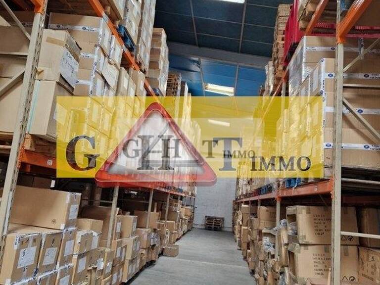 UN ENTREPOT A LA VENTE  DE 965M² A COMBS LA VILLE — photo 1