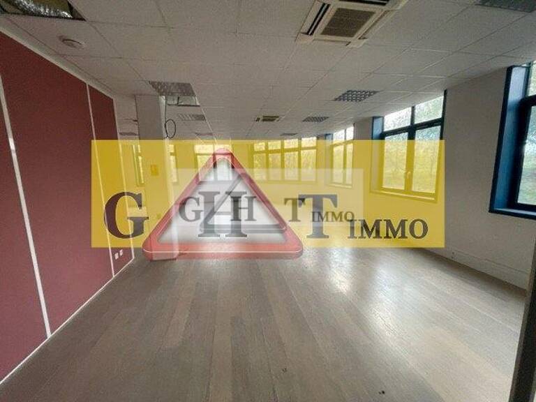 ENTREPOT /BUREAUX DE 1831 M2 A FRESNES — photo 1