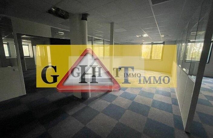 ENTREPOT /BUREAUX DE 1831 M2 A FRESNES — photo 3