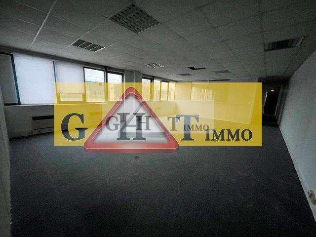 BUREAUX DE 330 M² A LOUER À FRESNES — photo du bien