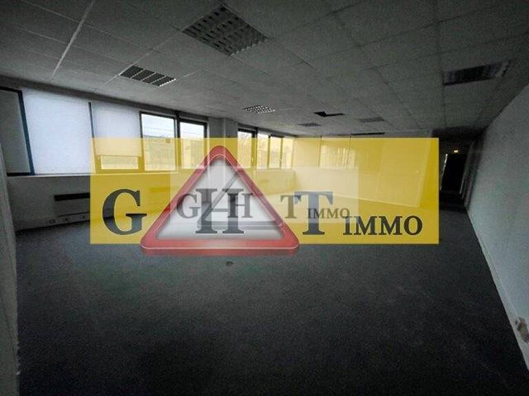 BUREAUX DE 330 M² A LOUER À FRESNES — photo 1