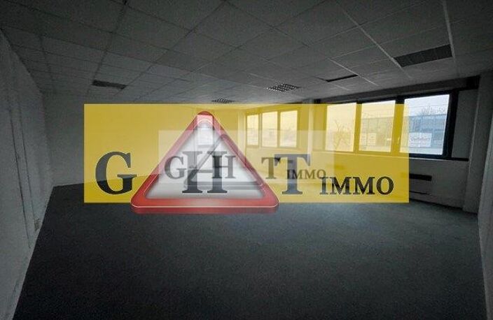 BUREAUX DE 330 M² A LOUER À FRESNES — photo 2