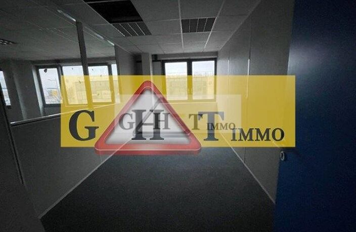 BUREAUX DE 330 M² A LOUER À FRESNES — photo 3