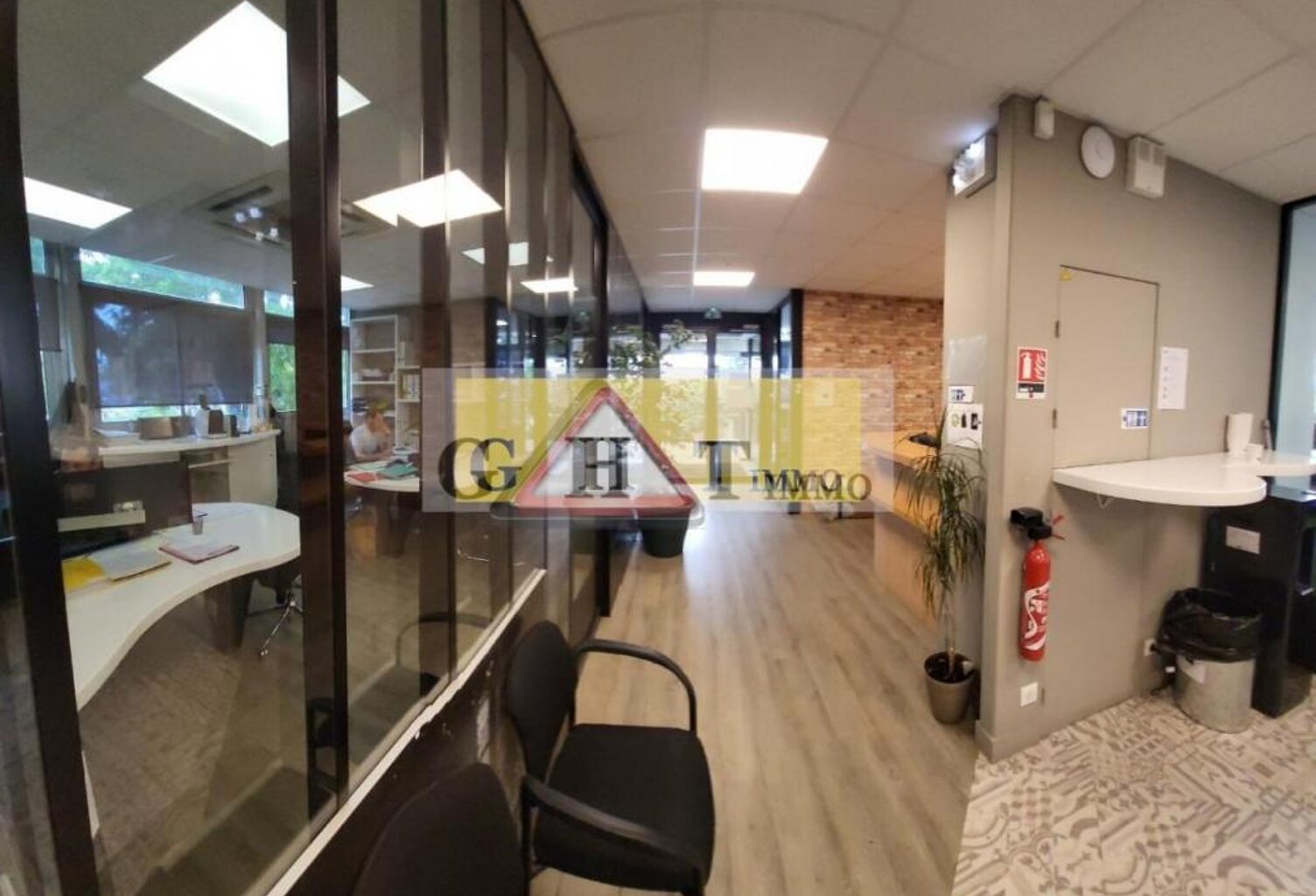 IMMEUBLE DE BUREAUX DE 620M² À VENDRE  A CRETEIL — photo 1
