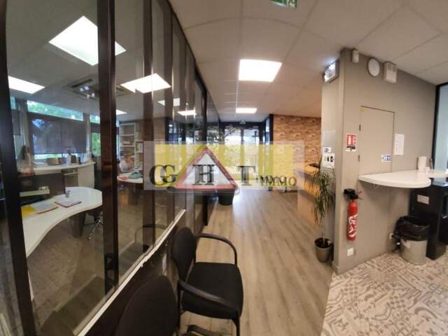 IMMEUBLE DE BUREAUX DE 620M² À VENDRE  A CRETEIL — photo du bien