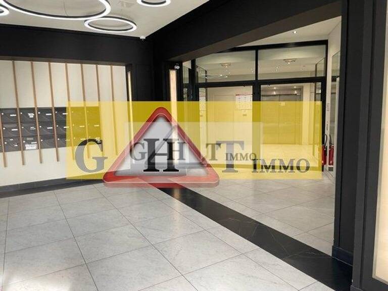 BUREAUX 700M2 A LOUER IVRY S/SEINE — photo 1