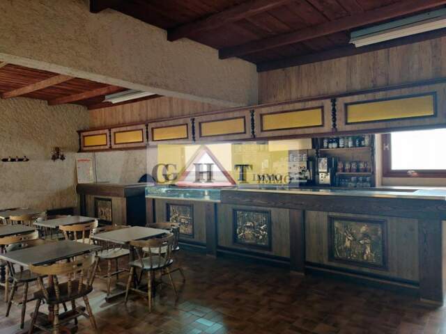 STATION SERVICE, ATELIER ET RESTAURANT A VENDRE SUR UN AXE PASSANT — photo du bien
