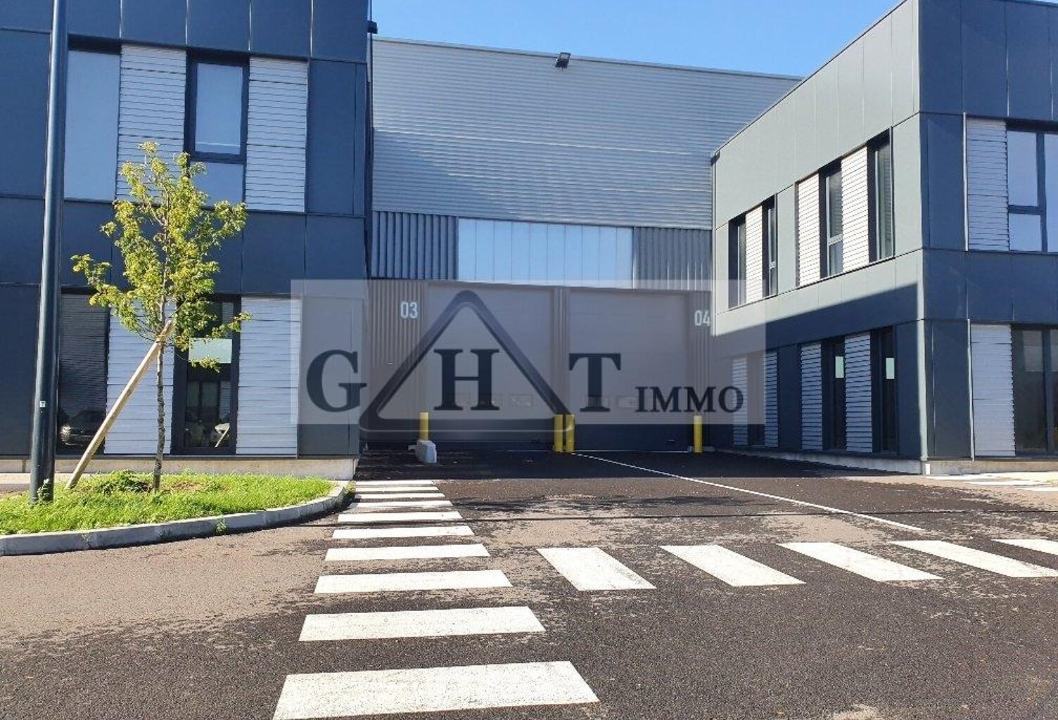 A LOUER 1075 M² D'ENTREPOT + BUREAUX AU BOURGET — photo 1