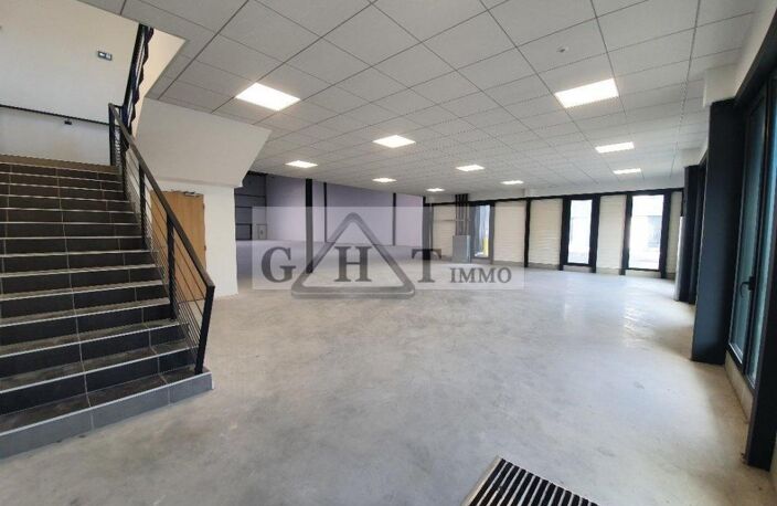 A LOUER 1075 M² D'ENTREPOT + BUREAUX AU BOURGET — photo 2