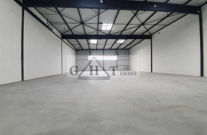 A LOUER 1075 M² D'ENTREPOT + BUREAUX AU BOURGET — photo 3