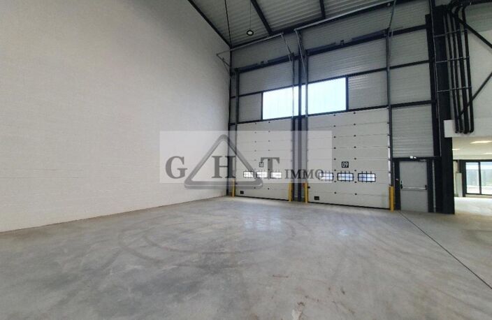 A LOUER 1075 M² D'ENTREPOT + BUREAUX AU BOURGET — photo 4