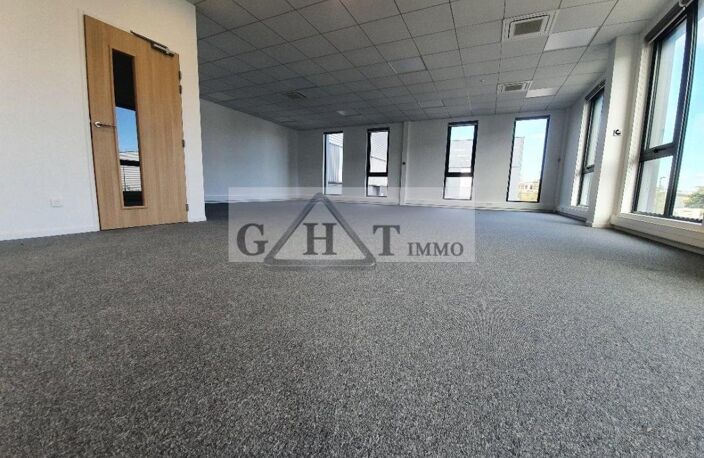 A LOUER 1075 M² D'ENTREPOT + BUREAUX AU BOURGET — photo 5