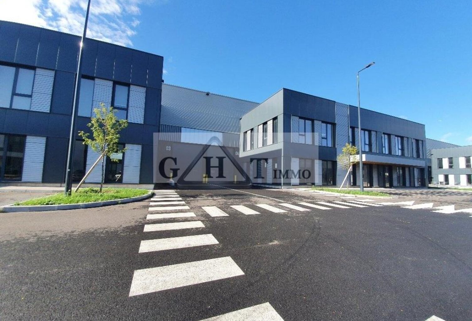 A LOUER  1280M² ENTREPOT AU BOURGET — photo 1