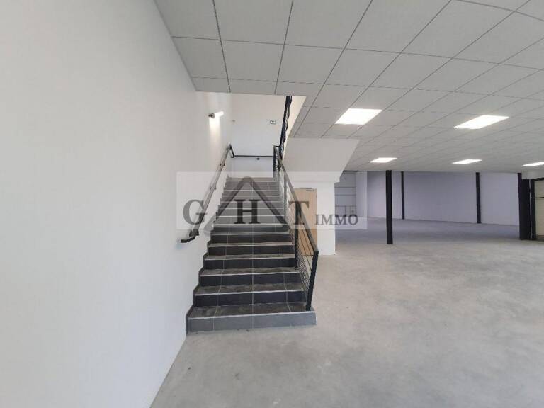 A LOUER  1280M² ENTREPOT AU BOURGET — photo 1