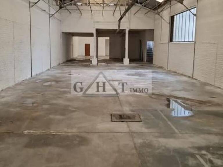 A LOUER  740M²  D'ENTREPOT  A DRANCY — photo 1