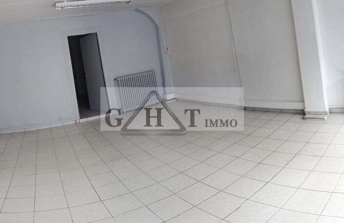 LOCAL COMMERCIAL A VENDRE 60 M² EN CENTRE VILLE DE MONTARGIS — photo 2