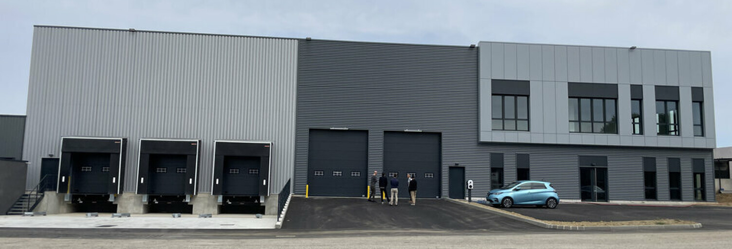 Commerce  6061 m² à louer à Corbas (69960)