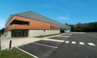 Commerce  4560 m² à louer à Saint-Laurent-de-Mure (69720)