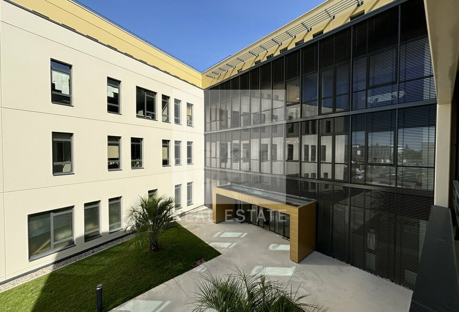 BUREAUX à LOUER — photo 1