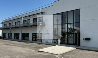 Commerce  2470 m² à louer à Saint-Priest (69800)