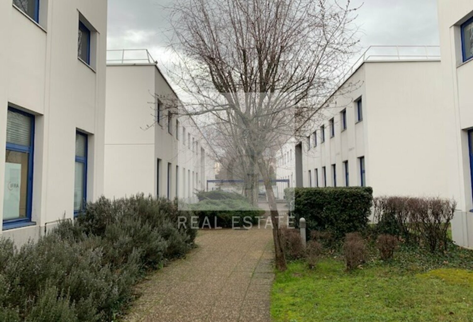 BUREAUX à LOUER — photo 1