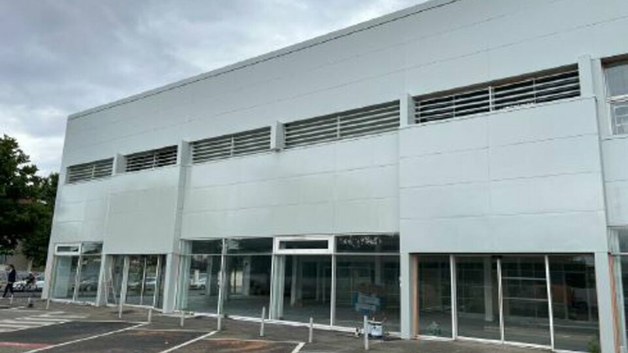 commerce  pièces 2810 m2 à louer à Vénissieux (69200)