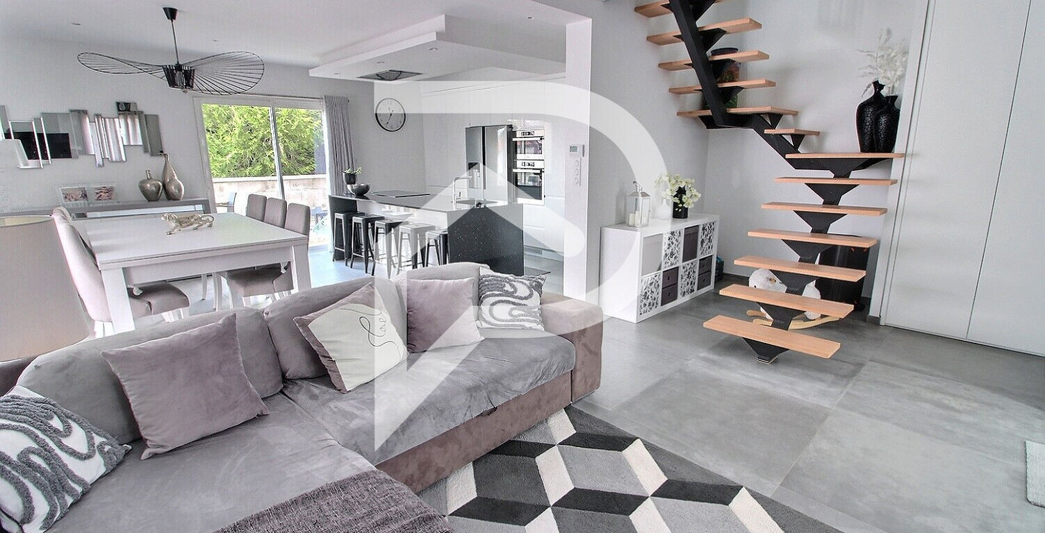 QUINCIEUX - Maison 5 pièces 120 m² — photo 1