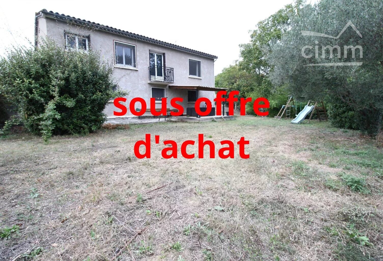 A vendre une villa avec garage, sur un terrain bordé par une riv — photo 1