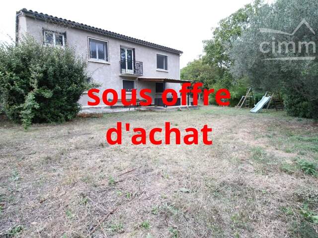 A vendre une villa avec garage, sur un terrain bordé par une riv — photo du bien
