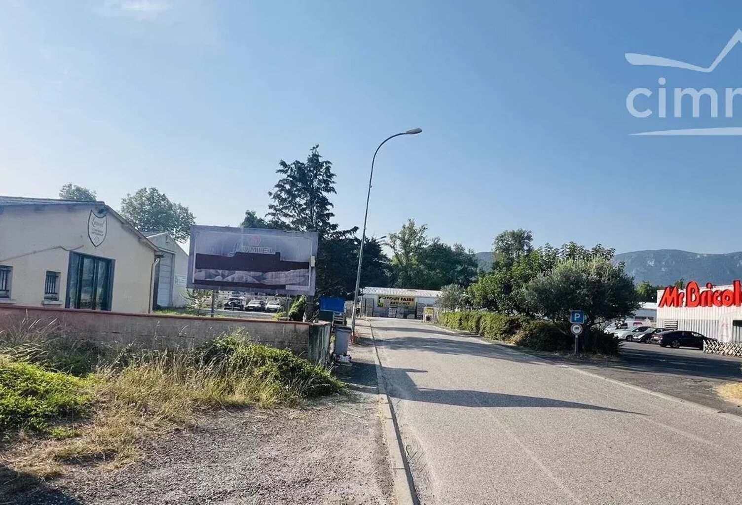 En zone commerciale local commercial avec logement et terrain — photo 1