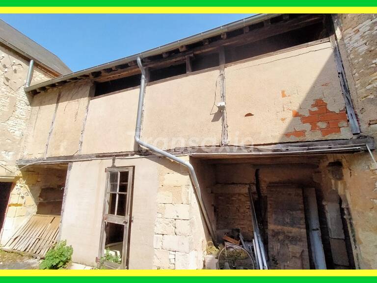magasin avec  tour en  pierres — photo 1