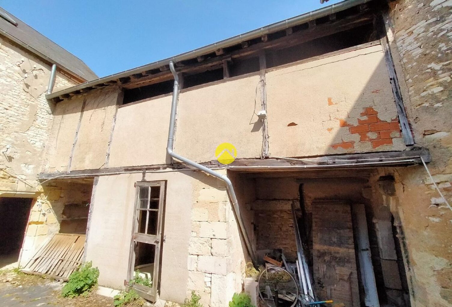 magasin avec  tour en  pierres — photo 1